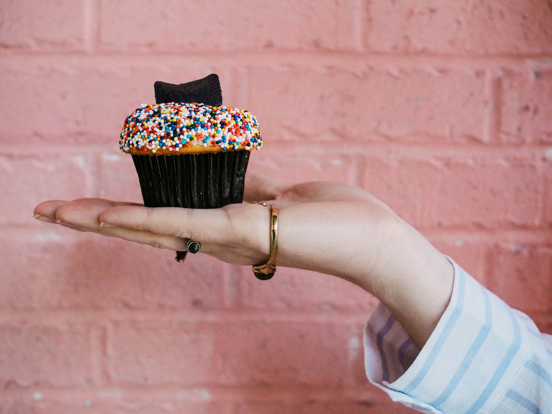 Dolcetto Wafer Bites – Cookies & Cream (0.7 oz Single Serve Pack – 24/tray)